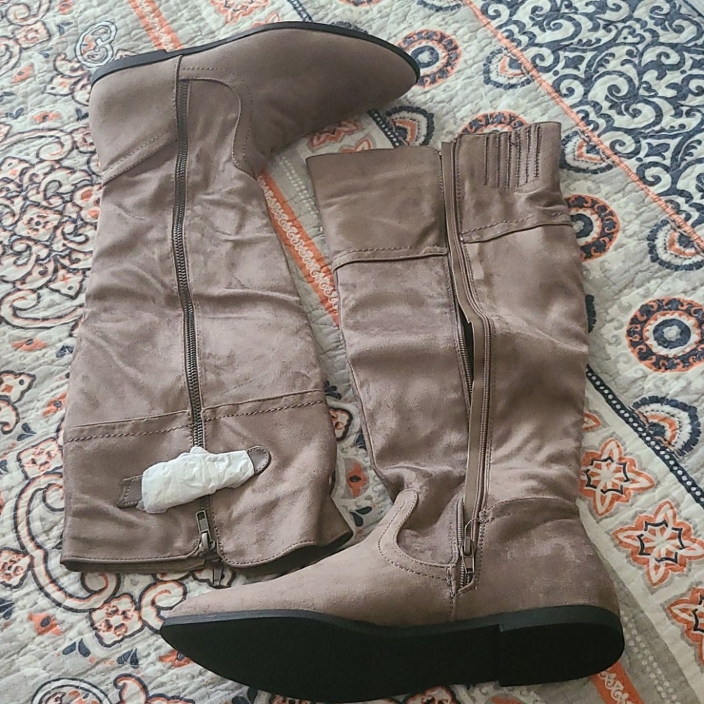 Dark beige boots